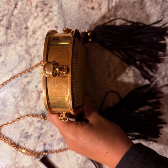 EXCELLENT McQueen Limited Edition MEGA Grail Skull Crossbody - Picture 8 of 9